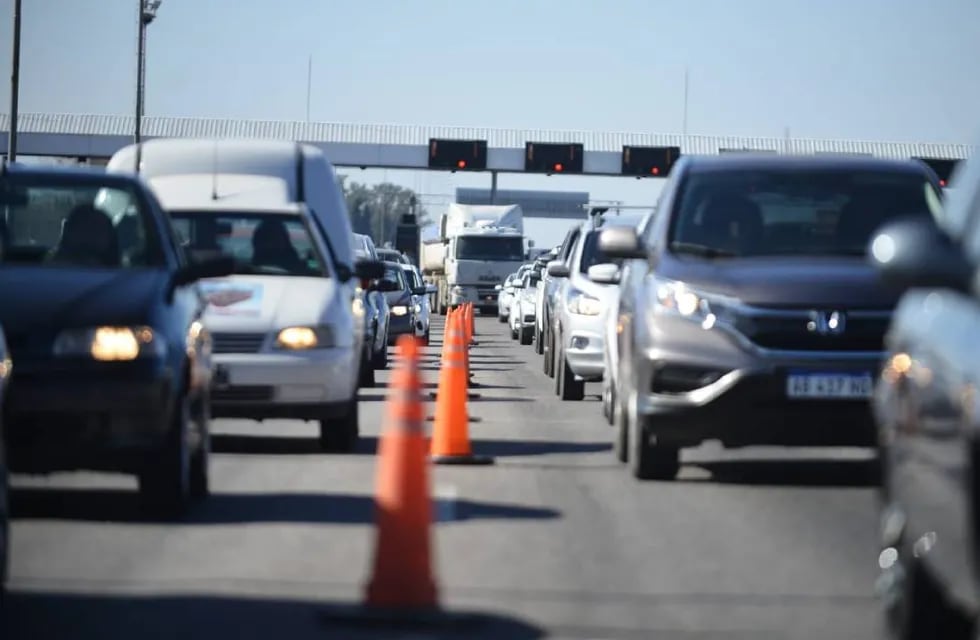 Intenso tránsito en la autopista Córdoba - Carlos Paz en el primer día de receso invernal (José Hernández- La Voz del Interior).