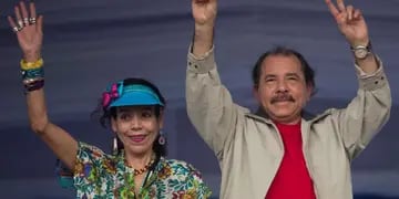 Daniel Ortega con su esposa Rosario Murillo. (AP / Archivo)