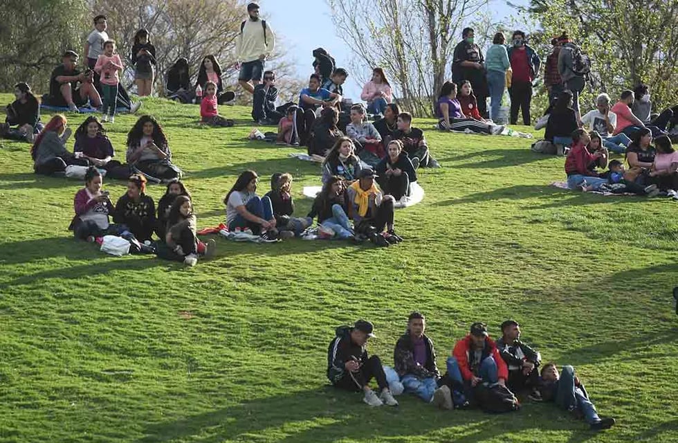 Los jóvenes celebraron su día y la llegada de la Primavera, en este caso en el Parque Central. José Gutiérrez/Los Andes