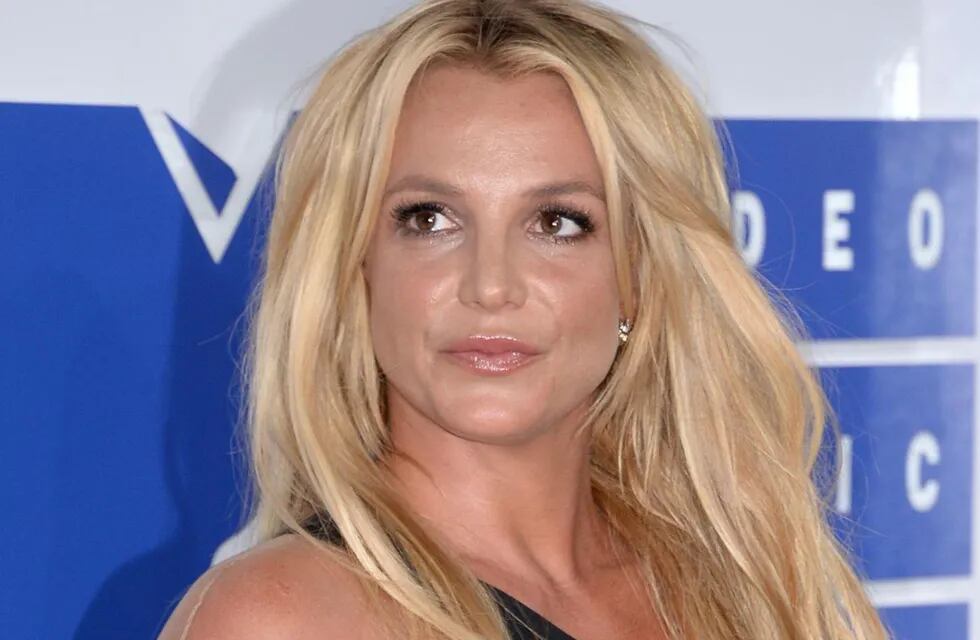 Britney Spears eligió un vestido rojo para cenar con amigos y se llevó todos los corazones /foto. Gentileza Instagram.