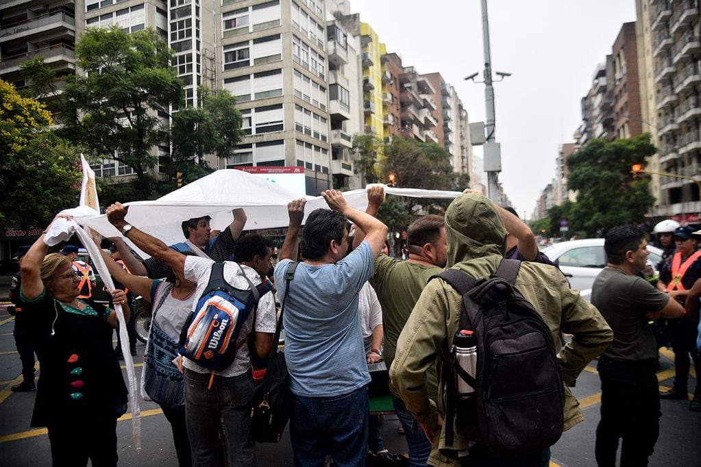 La Policía de Córdoba impide el armado de la carpa blanca docente. (Pedro Castillo / La Voz)