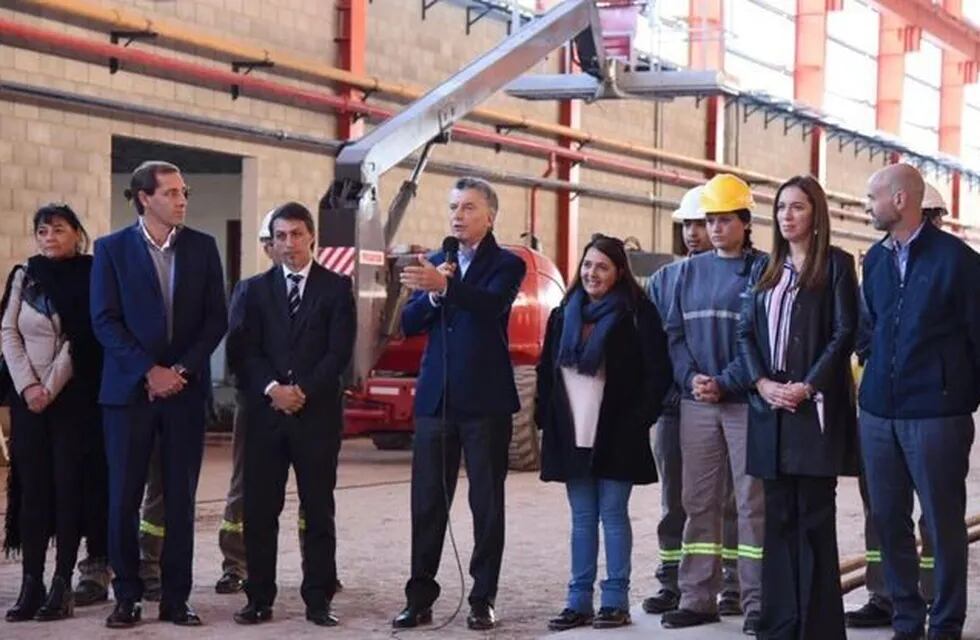 El presidente Mauricio Macri, en los talleres ferroviarios de la línea Roca en Tolosa.