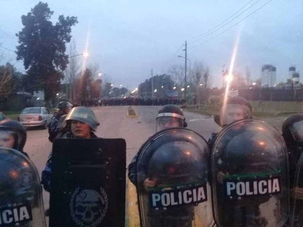 Unos 200 policías custodian las imnediaciones en cercanías del camino Vergara a la altura de Ensenada.