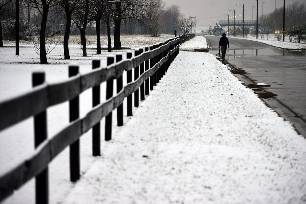 Una intensa nevada cayó en la provincia de Córdoba durante la noche y parte de la mañana del miércoles.  (Nicolás Bravo)