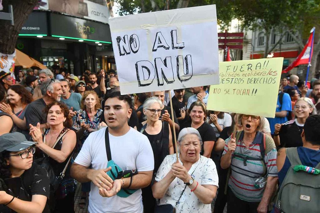 Manifestantes contra el DNU del Gobierno.