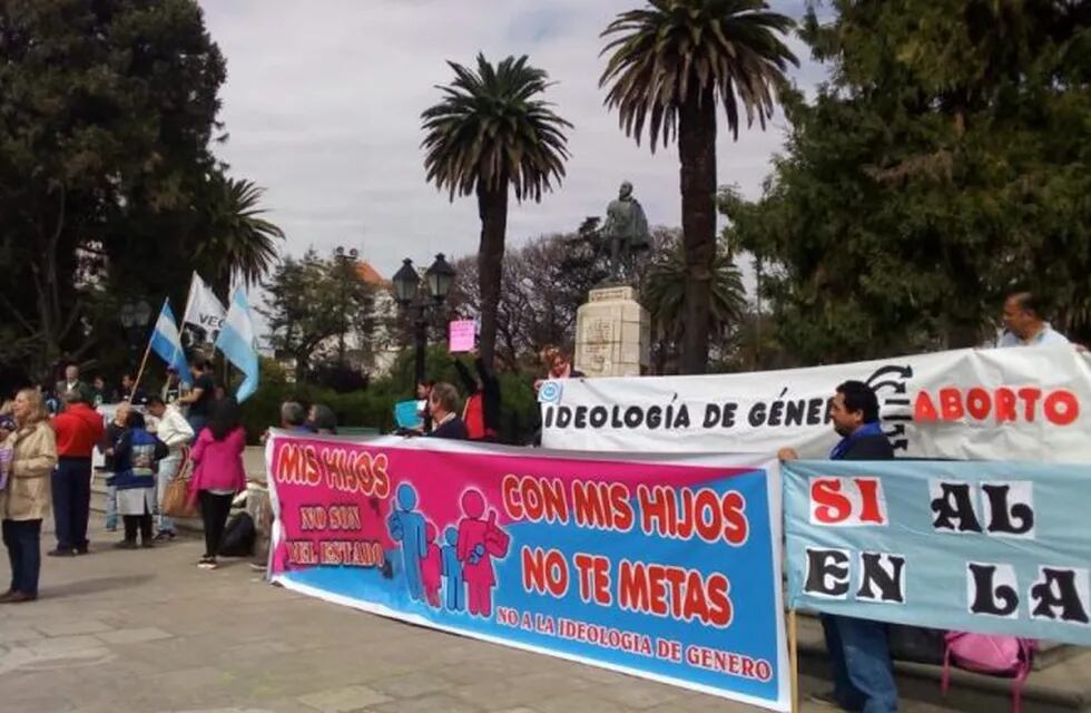 Manifestación de padres frente a la Legislatura en el marco de la nueva Ley de Educación Sexual. (Twitter Eva Ávila)