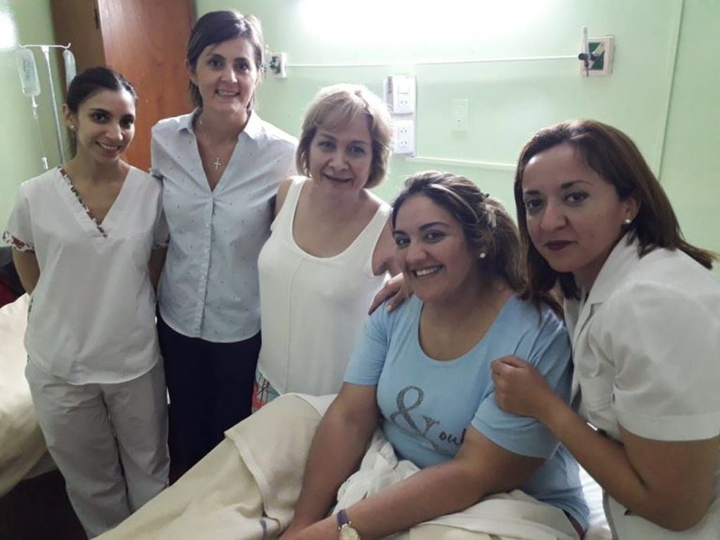 La ministra de salud Judit Díaz Bazán visitó a la primera riojana beneficiada con ésta cirugía histórica en la Provincia