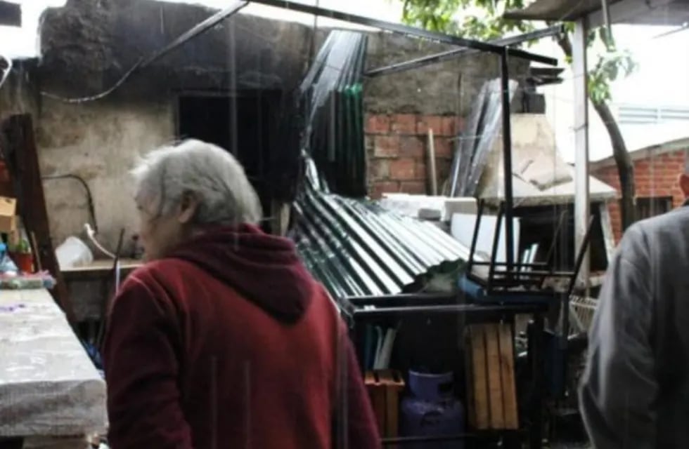 A causa del incendio, Ramona Ojeda de 66 años perdió su depósito donde trabajaba como artesana. (Foto: El Territorio).