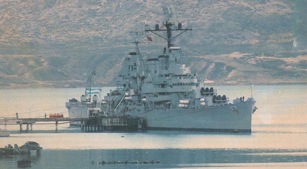 El Crucero A.R.A "General Belgrano" repostando combustible en Ushuaia. Luego se reuniría con los buques escoltas y conformarían el Grupo de Tareas 79.3 (Archivo).