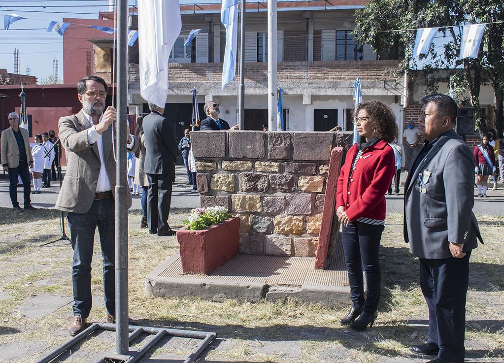 El concejal Aguiar fue invitado a izar la Bandera de la Libertad Civil, en la ceremonia conmemorativa del barrio "17 de Agosto".