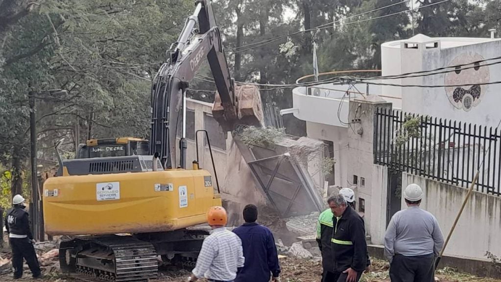Una casa de tres plantas en Superí al 200 se derrumbó sobre la zona norte de Rosario.