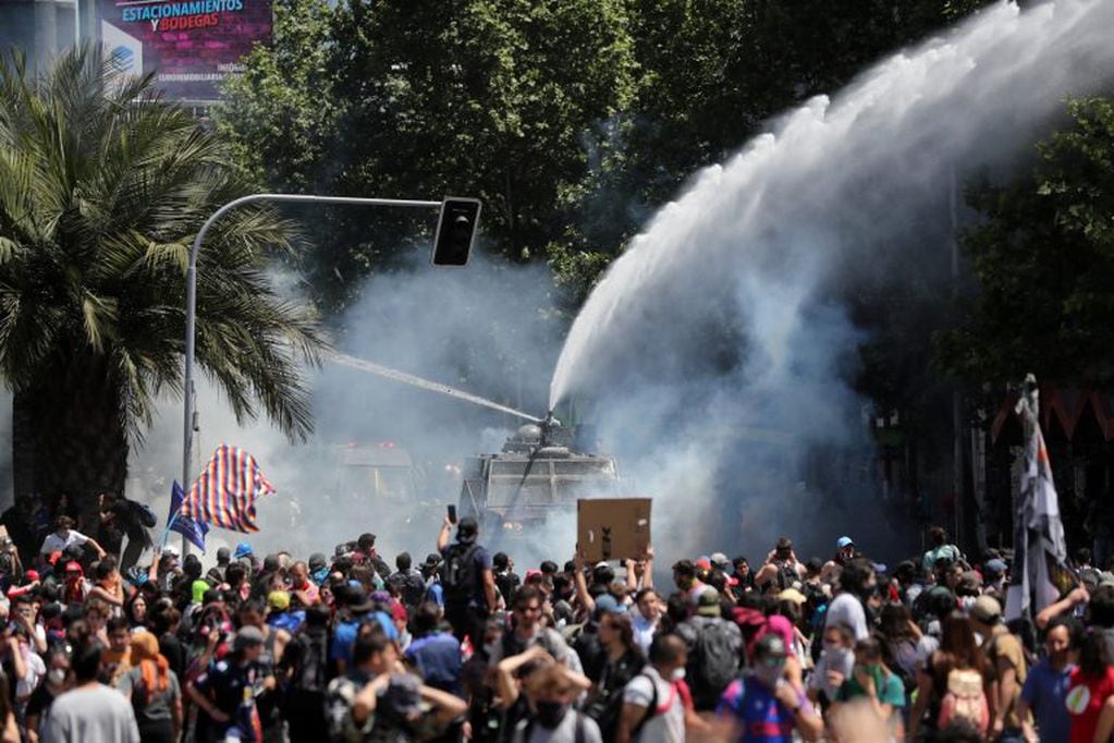 Los Carabineros dispersaron a la multitud con cañones de agua. (REUTERS)