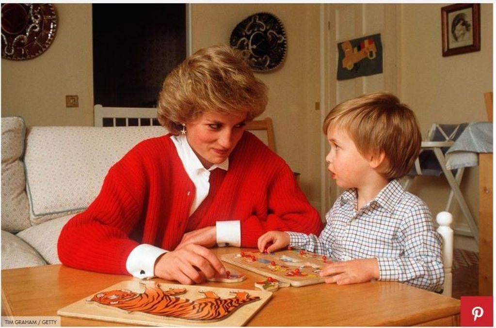 Jugando con su hijo en Kensington Palace. 1985.
