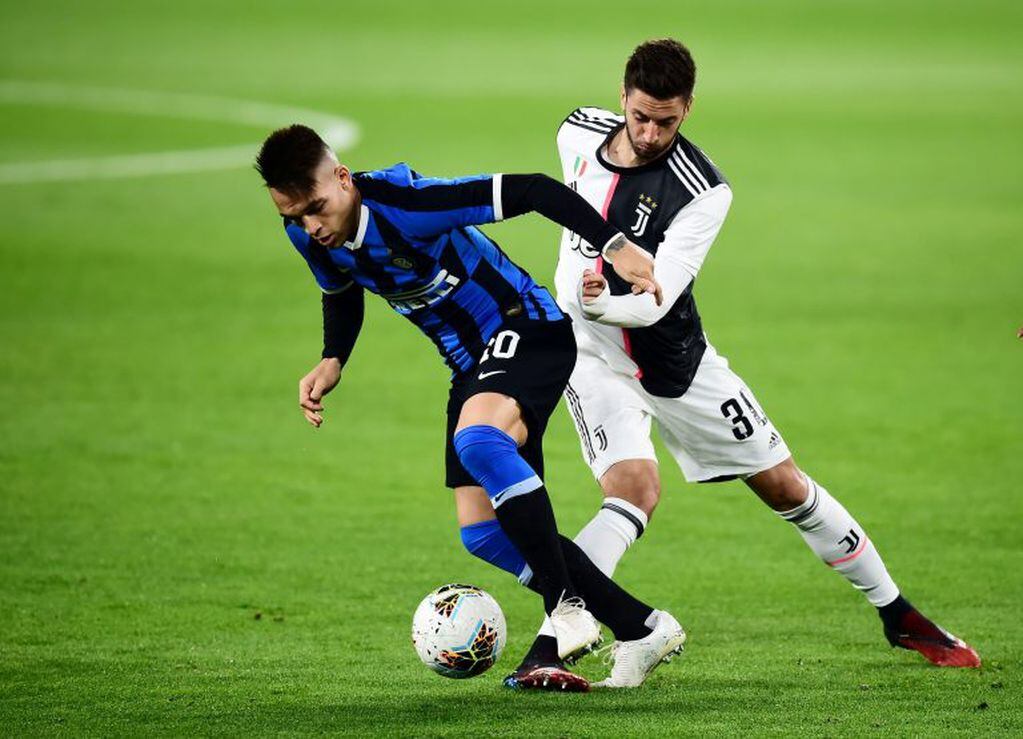 Lautaro Martinez versus Rodrigo Bentancur en un Inter Juventud por la Serie A (Foto: REUTERS/Massimo Pinca)