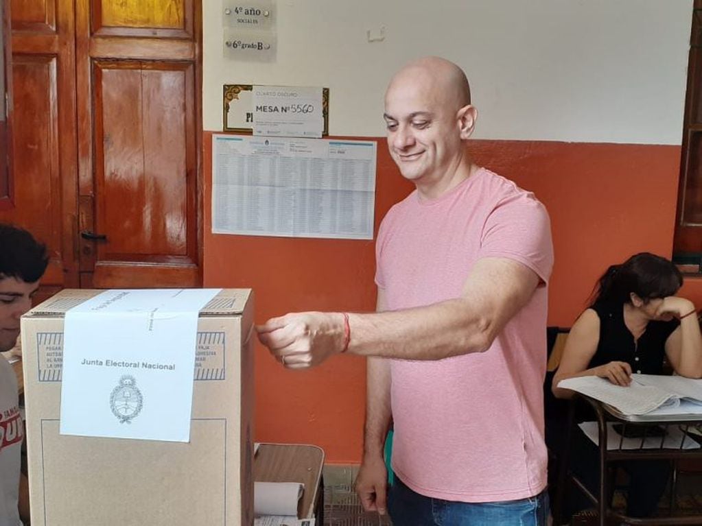 Gómez Gesteira votando en la escuela Instituto Bernardo D’Elía de Villa Carlos Paz.