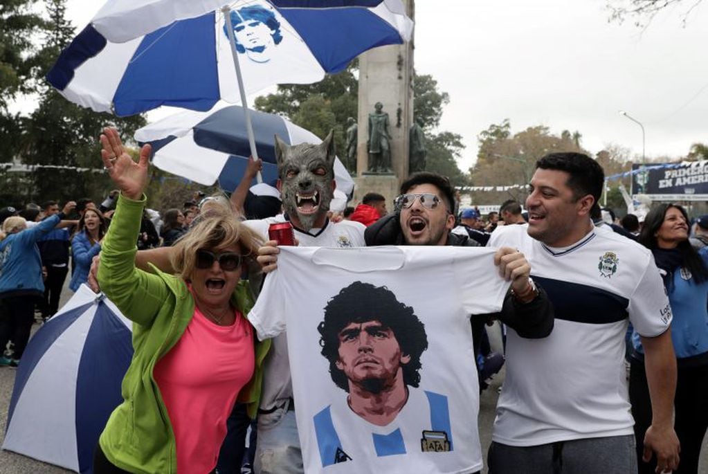 El color en la presentación de Maradona en Gimnasia (Foto: ALEJANDRO PAGNI / AFP)