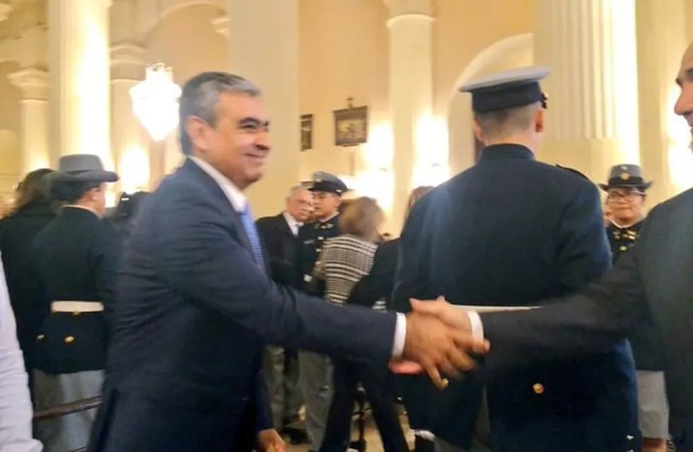 25 de Mayo: Manzur y Alfaro se saludaron antes del Tedeum. (Twitter @josecitors)