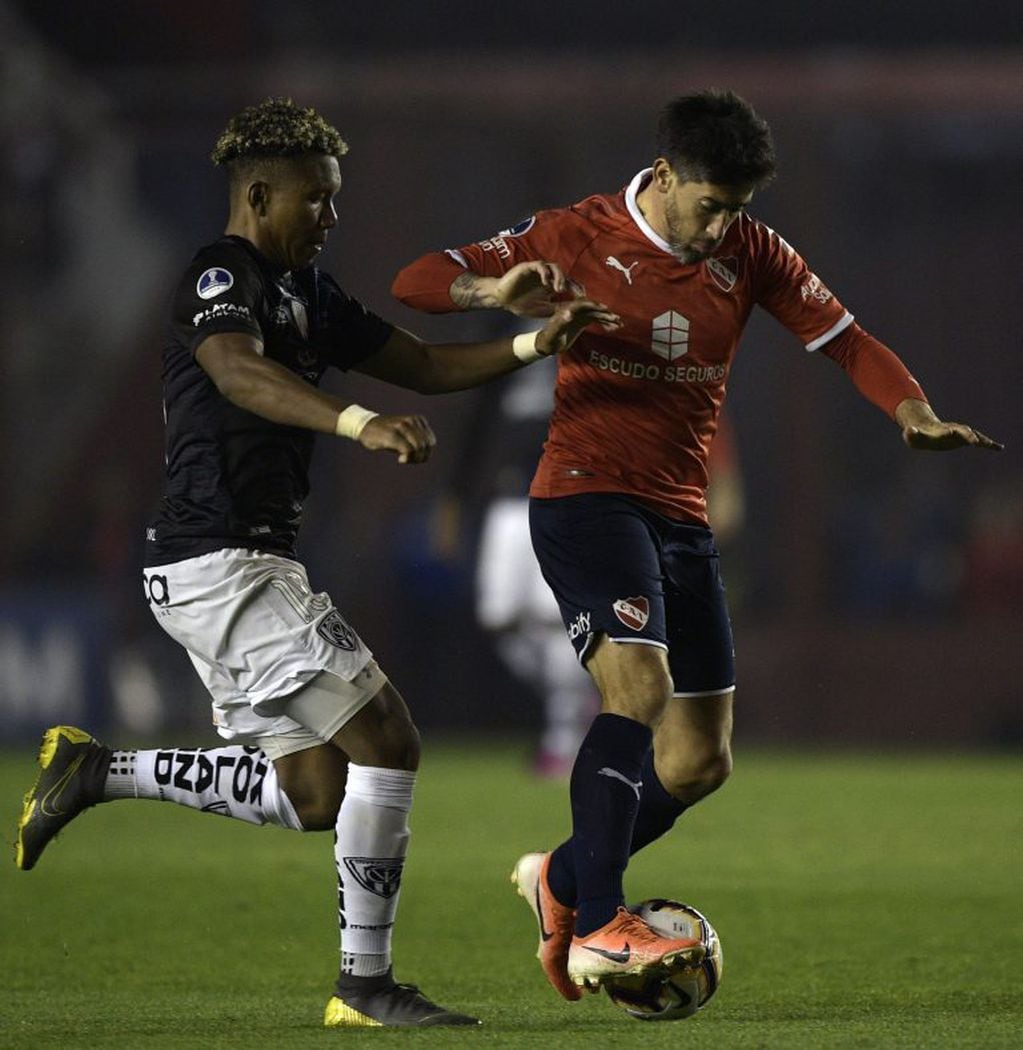 Pablo Perez ante Independiente del Valle por la Copa Sudamericana (Foto: AFP).