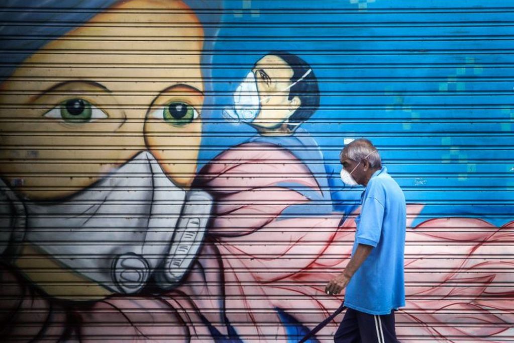 La OMS advierte que no es necesario ni efectivo utilizar mascarillas o barbijos. (Foto: Ernesto Mastrascusa/EFE)