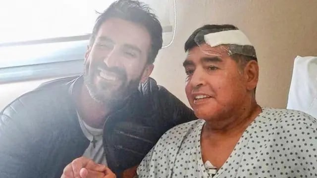 La foto que Leopoldo Luque y Maradona se sacaron el día de la operación de diego. (Clarín)