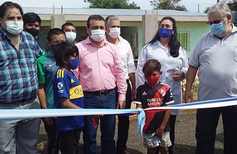 El gobernador en la la Escuela Secundaria Rural Mediadas por TIC N° 8.500, en la Aldea Guapoy de Puerto Libertad