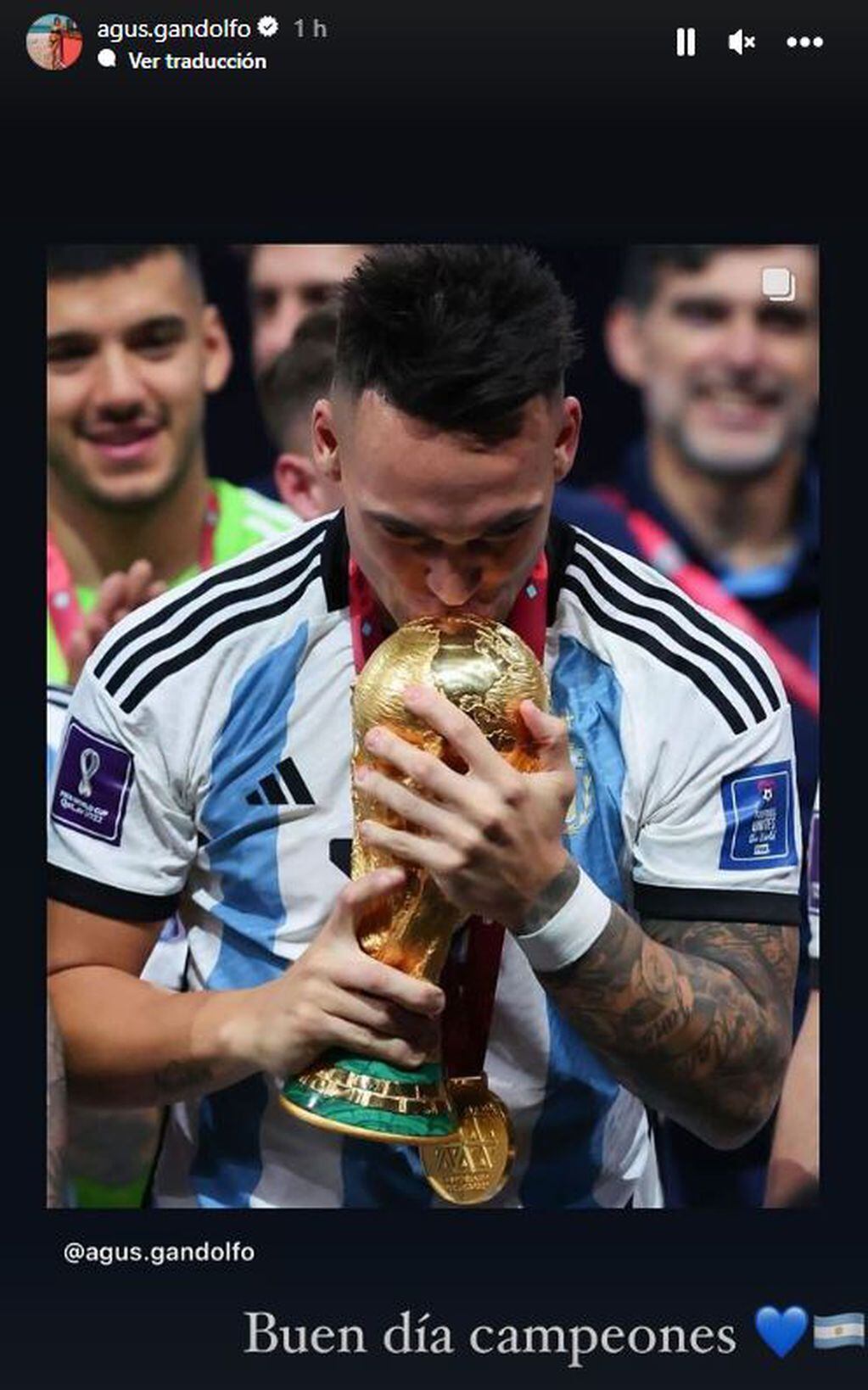 Lautaro Martínez besando la Copa del Mundo