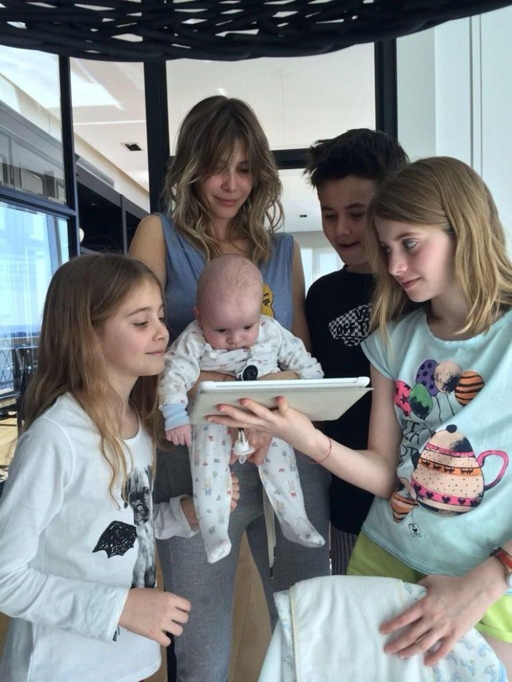 Guillermina Valdés junto a sus hijos hace algunos años (Web)