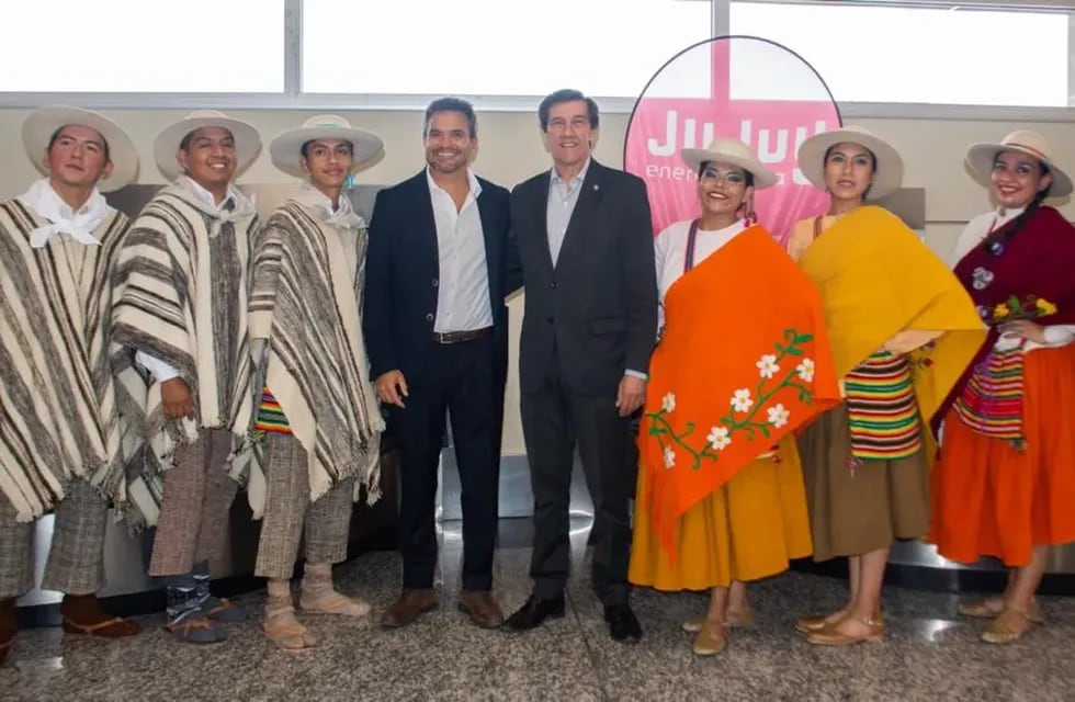 El gobernador Sadir, acompañado por el ministro de Cultura y Turismo, Federico Posadas, y miembros del ballet folclórico, listos para recibir a los primeros turistas arribados a Jujuy en el verano 2024.