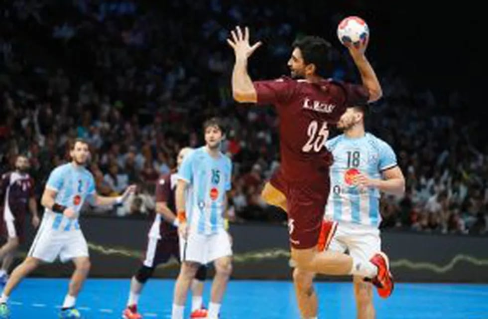 Qatar's centre back Kamal Mallash jumps to shoot on goal during the 25th IHF Men's World Championship 2017 Group D handball match Qatar vs Argentina on January 17, 2017 at the AccorHotels Arena in Paris. / AFP PHOTO / Thomas SAMSON