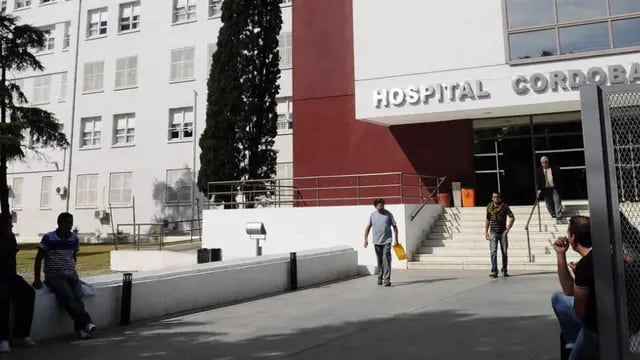 Hospital Córdoba. El joven herido de bala ingresó a ese establecimiento a la madrugada y falleció en la mañana de ayer (La Voz / Archivo).