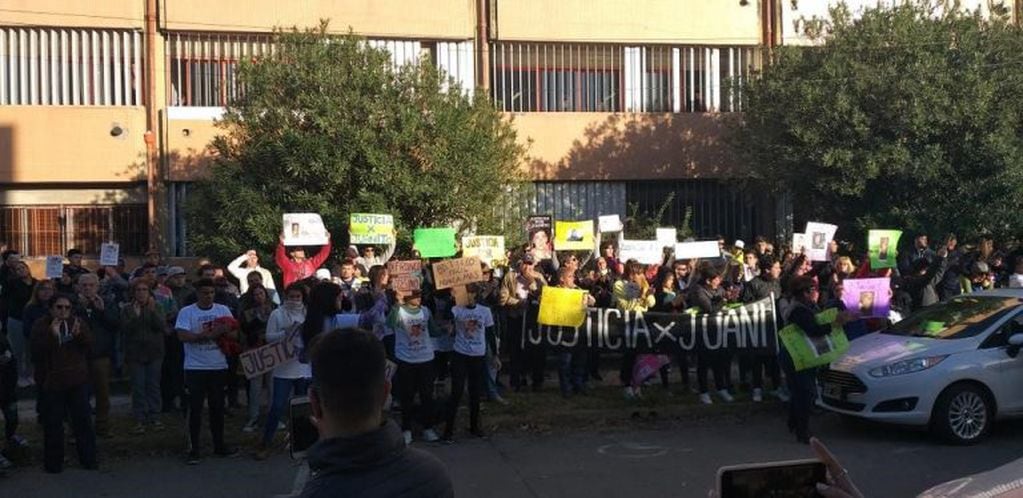 Protesta por el homicidio de Juan Cruz Vitali frente a los Tribunales provinciales de San Lorenzo. (@anytramontini)