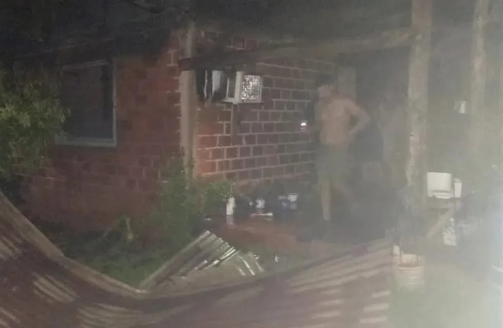 Voraz incendio en un vivienda de Puerto Iguazú dejó a una joven familia sin nada.