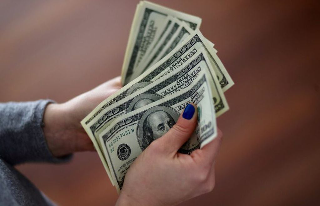 El dólar blue aumenta un peso. (Foto ilustrativa: REUTERS/Marcos Brindicci)