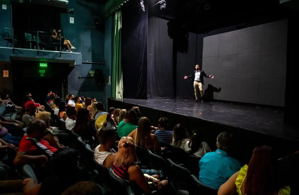 Camilo Nicolás en una función "sin luz" en Carlos Paz. (Foto: prensa).