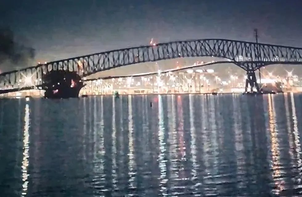 El impacto del barco contra el puente (Captura de video).
