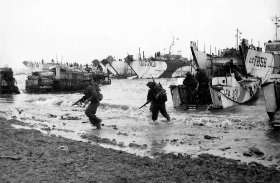 EPA1762. NORMANDÍA (FRANCIA), 05/06/2019.- Fotografía facilitada por el Ministerio Británico de Defensa que muestra a soldados británicos a su llegada a la playa durante el desembarco de Normandía el 6 de junio de 1944. Unos 7.000 barcos tomaron parte, encargados de llevar 156.000 hombres y 10.000 vehículos a las cinco playas cuidadosamente seleccionadas de las costas de Normandía. Los desembarcos, según los historiadores, no hubieran sido posibles sin el apoyo de las fuerzas aérea y naval, aunque en el Día-D unos 4.400 combatientes de las fuerzas aliadas perdieron la vida y unos 9.000 resultaron heridos. Este jueves se celebra el 75 aniversario del desembarco de Normandía que cambió el rumbo de la II Guerra Mundial. EFE/ Ministerio Británico De Defensa CRÉDITO OBLIGATORIO: DERECHOS DE LA CORONA BRITÁNICA/ SÓLO USO EDITORIAL/NO VENTAS