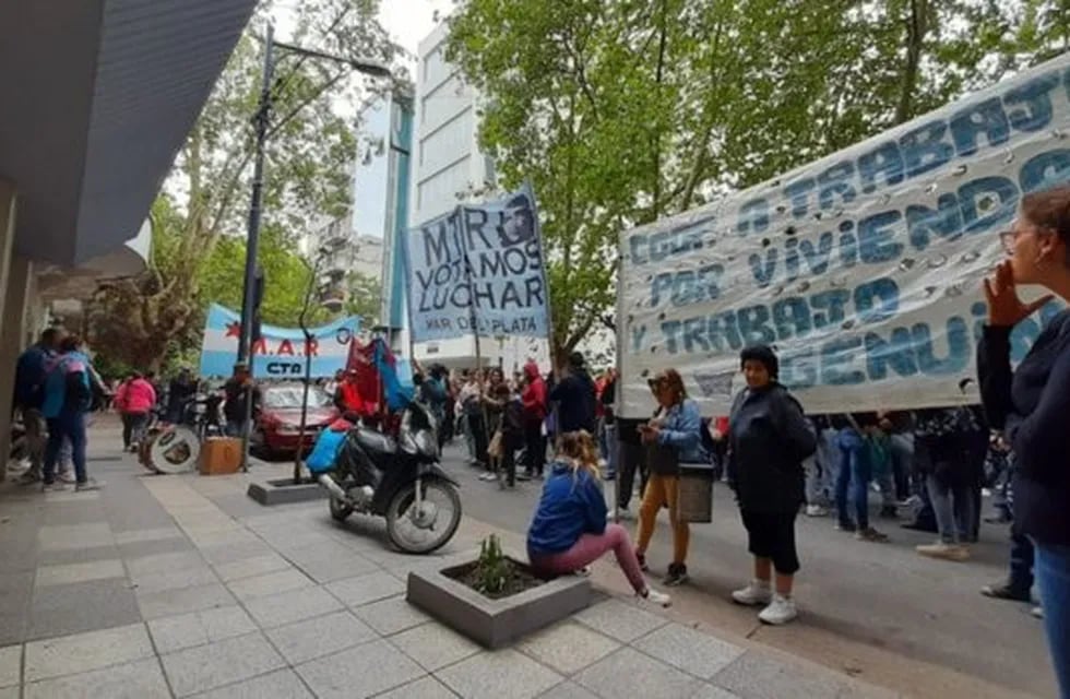 Movimientos sociales realizaron un corte en el centro de Mar del Plata: piden empleo (Foto: 0223)