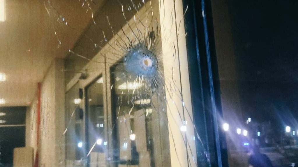 Atacaron a balazos el Centro de Justicia Penal de Rosario del lado de la esquina de Sarmiento y Rueda.