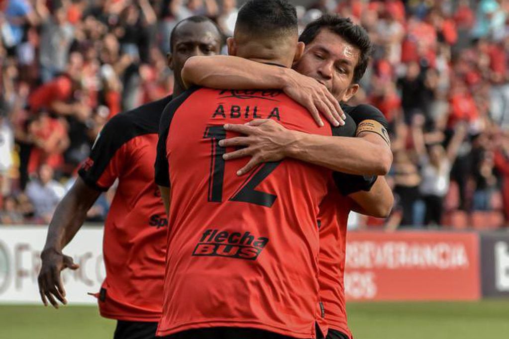 El abrazo entre Luis Miguel Rodríguez y "Wanchope" Ábila en el festejo del gol del cordobés ante Patronato por la Liga Profesional. (Prensa Colón)
