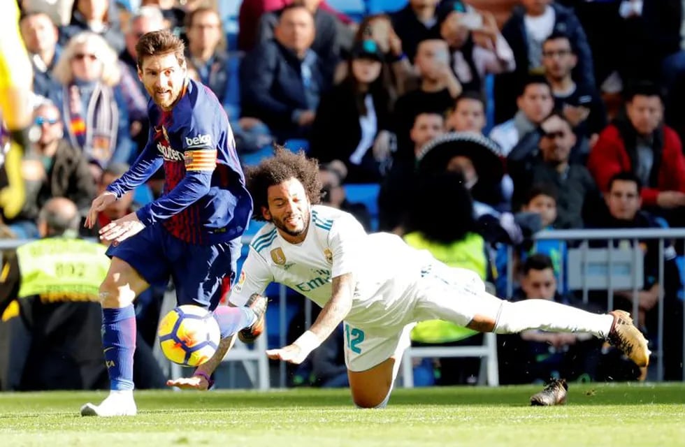 Lionel Messi deja en el camino a Marcelo durante el último Clásico español en el que Barcelona goleó 3-0 al Real Madrid. EFE/Juan Carlos Hidalgo