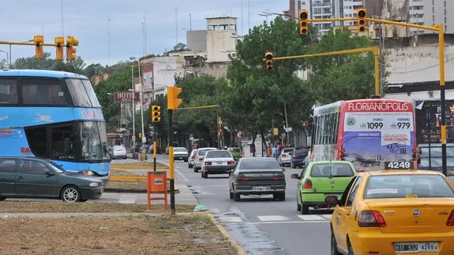 Frente al Centro Cívico.