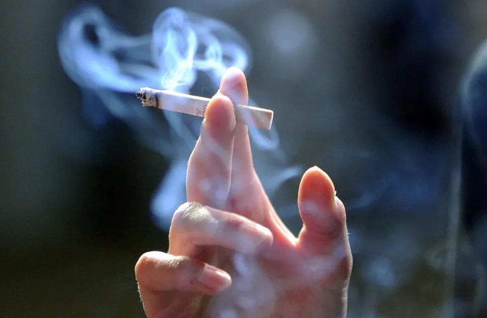 ARCHIVO - Una mano sostiene el 06/06/2012 en Berlín, Alemania, un cigarrillo. Fumar no sólo daña los pulmones, sino que también es una amenaza para el medio ambiente, según advirtió hoy la Organización Mundial de la Salud (OMS) en un informe publicado en vísperas del Día Mundial Sin Tabaco.\r\n(Vinculado al texto de dpa \