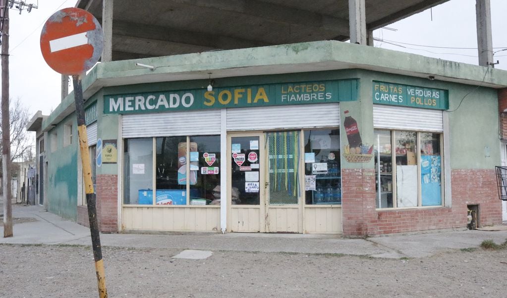 Un hombre robó asado, alcohol y 3 mil pesos en el mercado "Sofia" de Caleta Olivia.