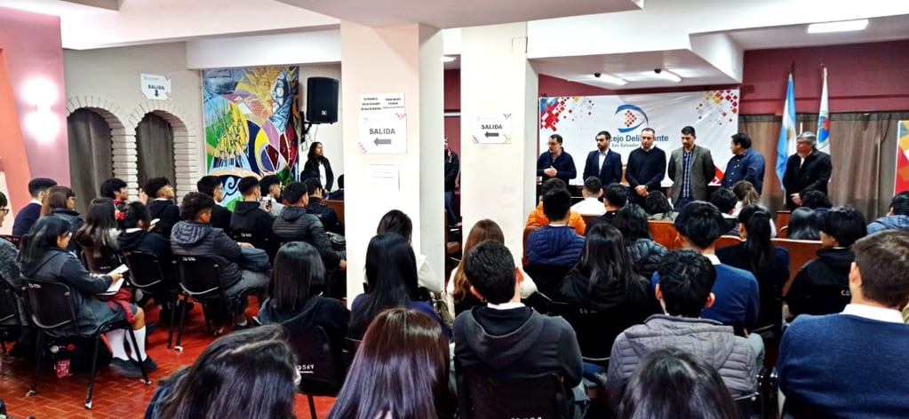 El concejal Lisandro Aguiar dio la bienvenida a los estudiantes de la EET 1 y sus docentes, en el recinto de sesiones del parlamento municipal.