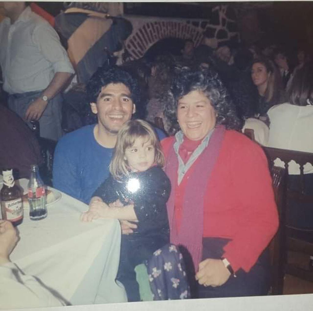 Diego Maradona junto a su hija Dalma y la cantante Silvia Pacheco, en el restaurante "El Locro",