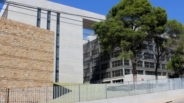 El hecho bajo investigación ocurrió en las dependencias de Policía judicial contiguas al edificio de Tribunales II de Córdoba. (La Voz / Archivo)