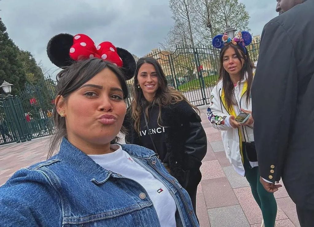 En Disneyland hubo tiempo para un par de selfies con los fans.