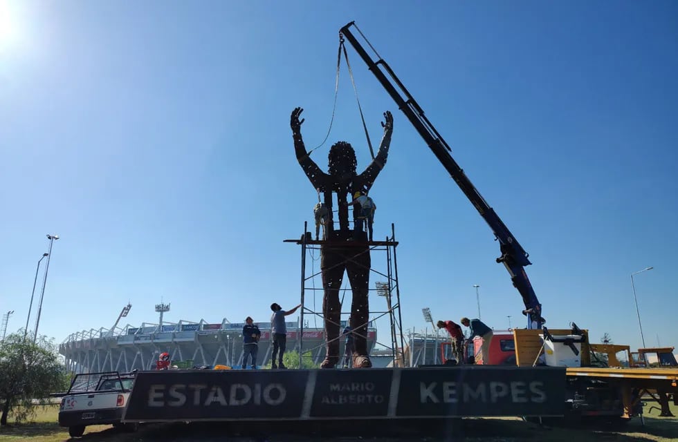 La obra del artista Simón Ibañez Durán ya se luce en el estadio Mario Kempes. (Prensa Agencia Córdoba Deportes)