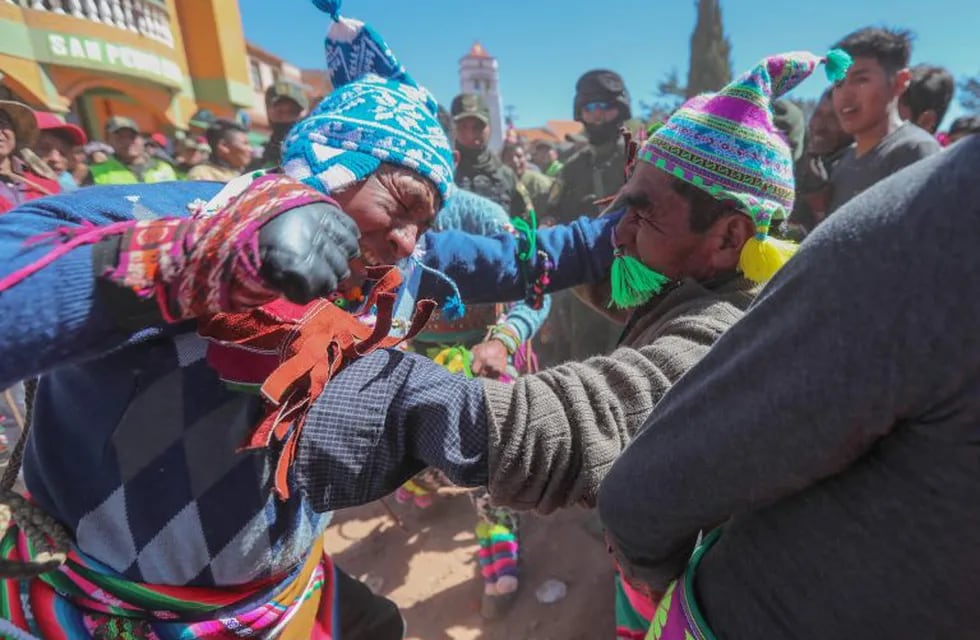 ACOMPAÑA CRÓNICA: BOLIVIA TRADICIONES - BOL01. SAN PEDRO DE MACHA (BOLIVIA), 04/05/2019.- Indígenas bolivianos de Potosí participan en una pelea tradicional en fiesta de la Cruz este sábado, en San Pedro de Macha (Bolivia). Puñetazo a puñetazo, unas gotas de sangre riegan la Pachamama, la Madre Tierra, en una de las tradiciones milenarias más singulares de Bolivia, el tinku o encuentro de Macha. Este sábado es el día más turístico en el pueblo, para presenciar una tradición que se remonta a antes de los incas, con algo de sincretismo con la religión católica, que la hizo coincidir con la fiesta de la Cruz. EFE/Martin Alipaz