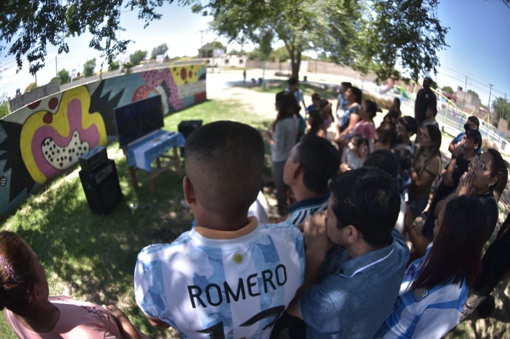 Barrio Villa Rivadavia y el aguante a Cristian "Cuti" Romero en la final del Mundial Qatar 2022. (Facundo Luque / La Voz)